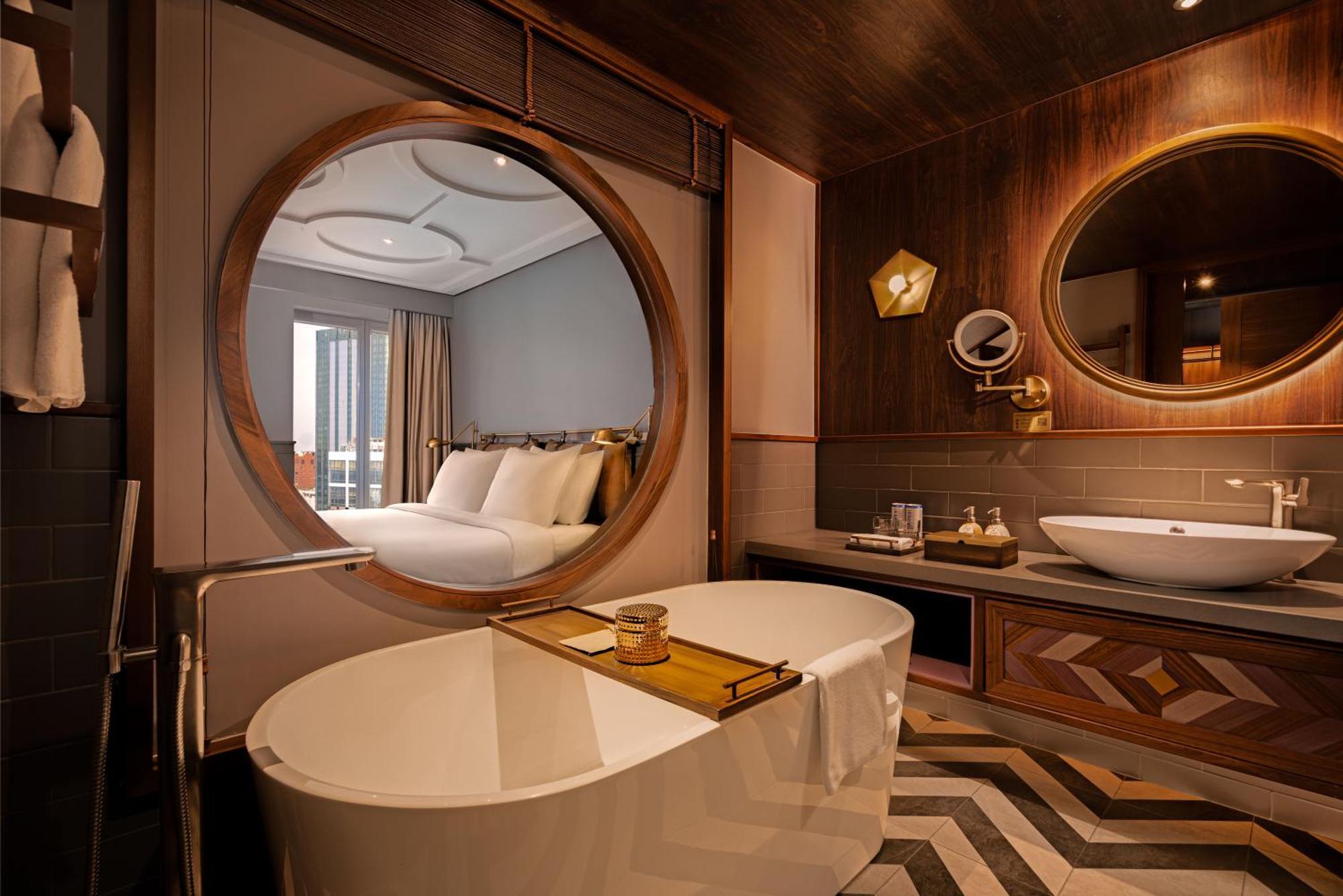 Fusion Original Saigon Centre Hotell Ho Chi Minh-staden Exteriör bild Deluxe Suite bathroom
